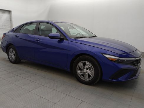 Used 2025 Hyundai Elantra SE FWD image 11