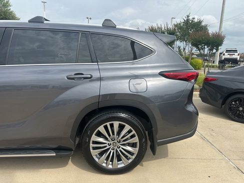 Used 2022 Toyota Highlander Platinum image 7