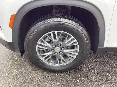 Used 2025 Chevrolet Traverse LT image 9