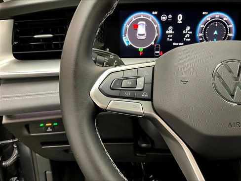 Used 2025 Volkswagen Tiguan SE w/ Panoramic Sunroof Package image 20