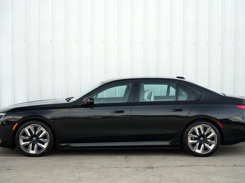Used 2023 BMW i7 xDrive60 w/ Executive Package 2 image 55