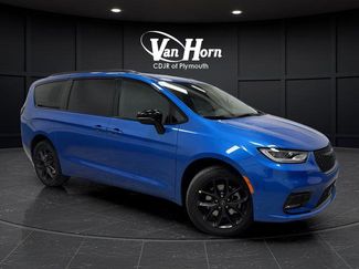 New 2026 Chrysler Pacifica Select video 1