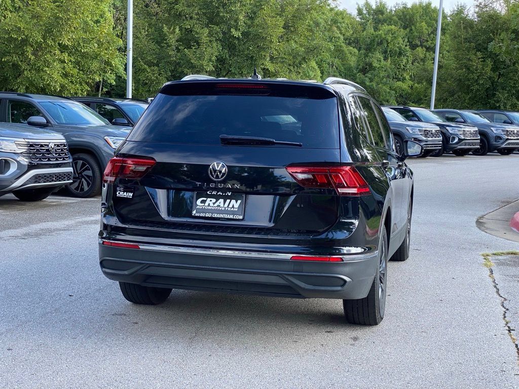 Used 2024 Volkswagen Tiguan SE w/ Panoramic Sunroof Package FWD image 7
