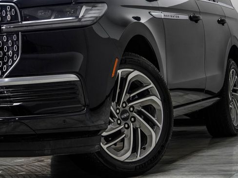 Used 2025 Lincoln Navigator Reserve image 3