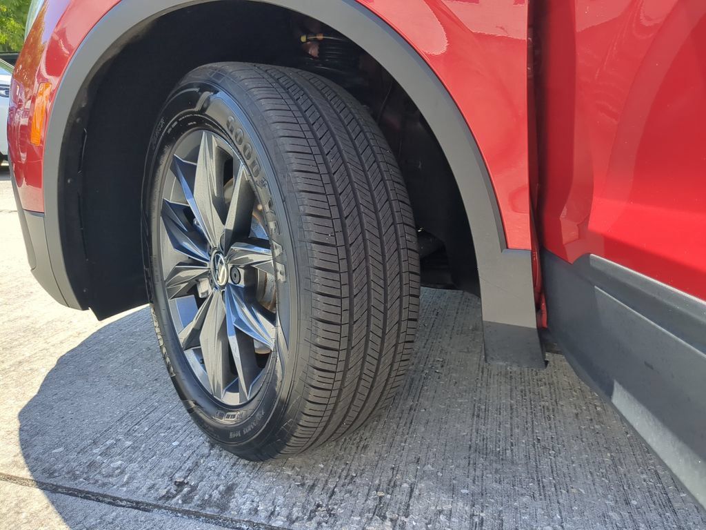 Certified 2023 Volkswagen Tiguan SE FWD image 34