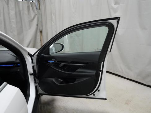 Used 2025 BMW 530i xDrive w/ Premium Package AWD/4WD image 29
