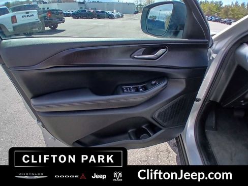 Used 2024 Jeep Grand Cherokee L Laredo w/ Luxury Tech Group I AWD/4WD image 9