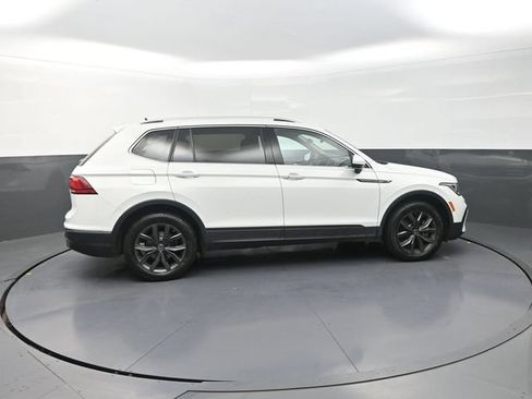 Used 2022 Volkswagen Tiguan SE w/ Panoramic Sunroof Package FWD image 9