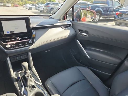 Used 2023 Toyota Corolla Cross XLE image 3
