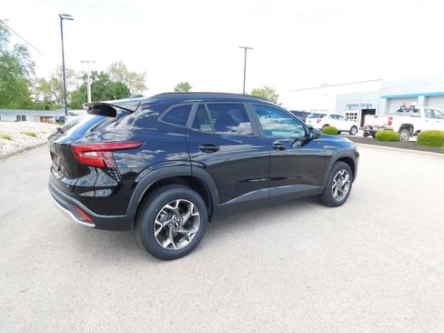 Used 2025 Chevrolet Trax LT w/ LT Convenience Package FWD image 3