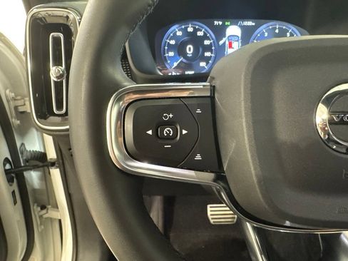 Used 2022 Volvo XC40 T5 R-Design w/ Climate Package AWD/4WD image 9