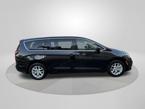 Certified 2023 Chrysler Pacifica Touring-L FWD image 8