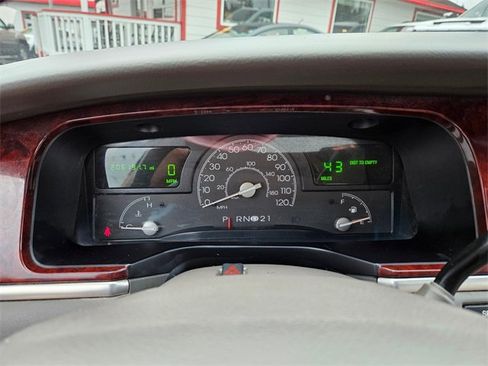 Used 2005 Lincoln Town Car Signature Limited image 20