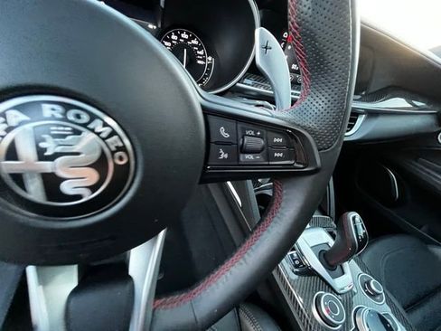 Used 2023 Alfa Romeo Stelvio Estrema image 17