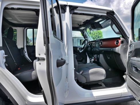 Used 2022 Jeep Wrangler Unlimited Rubicon w/ Cold Weather Group AWD/4WD image 9