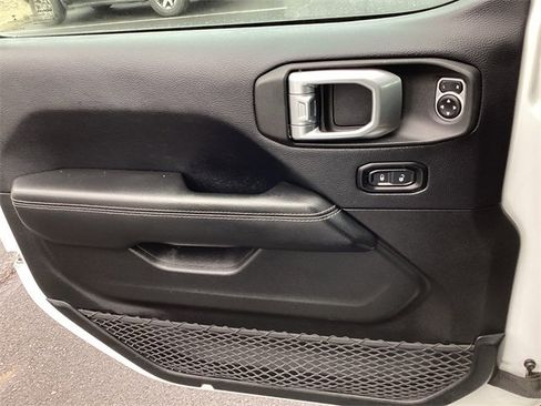 Used 2018 Jeep Wrangler Unlimited Sahara image 29