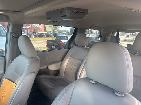 Used 2017 Toyota Sienna XLE Premium image 11