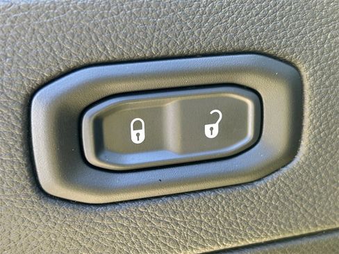 Used 2022 Jeep Wrangler Unlimited Sahara image 24