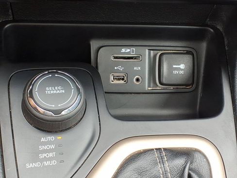 Used 2015 Jeep Cherokee Limited w/ Trailer Tow Group AWD/4WD image 18