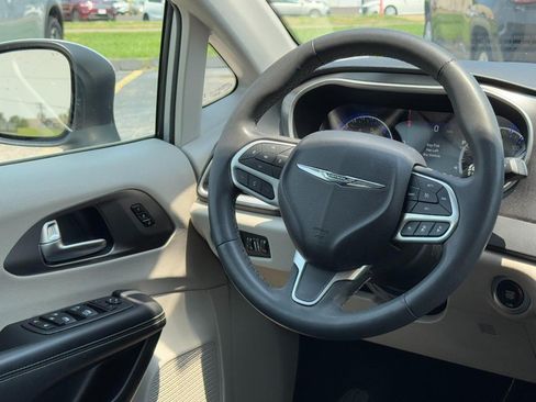 Used 2023 Chrysler Pacifica Touring-L FWD image 15