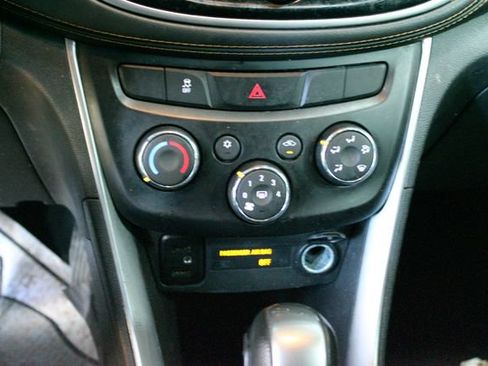 Used 2019 Chevrolet Trax LT w/ LT Convenience Package FWD image 19