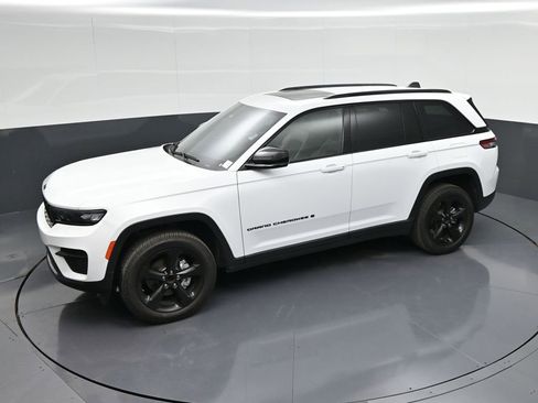 Used 2022 Jeep Grand Cherokee Altitude image 36