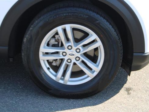 Used 2023 Ford Explorer XLT AWD/4WD image 9