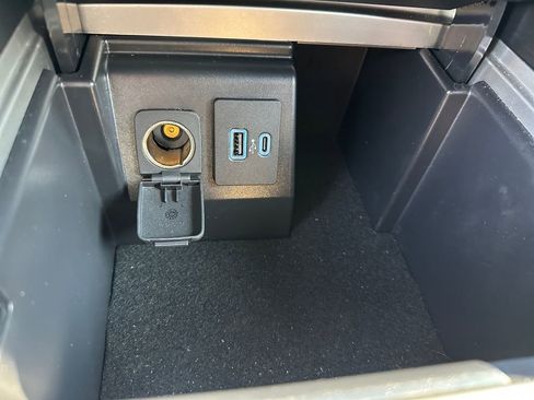 Used 2022 Ford Explorer XLT w/ Equipment Group 202A image 23