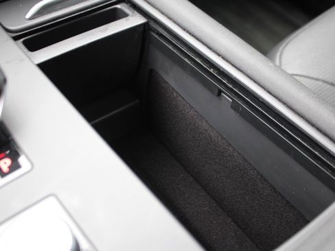 Certified 2024 Land Rover Discovery Dynamic SE image 25