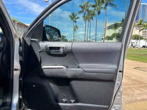 Used 2022 Toyota Tacoma TRD Off-Road image 15