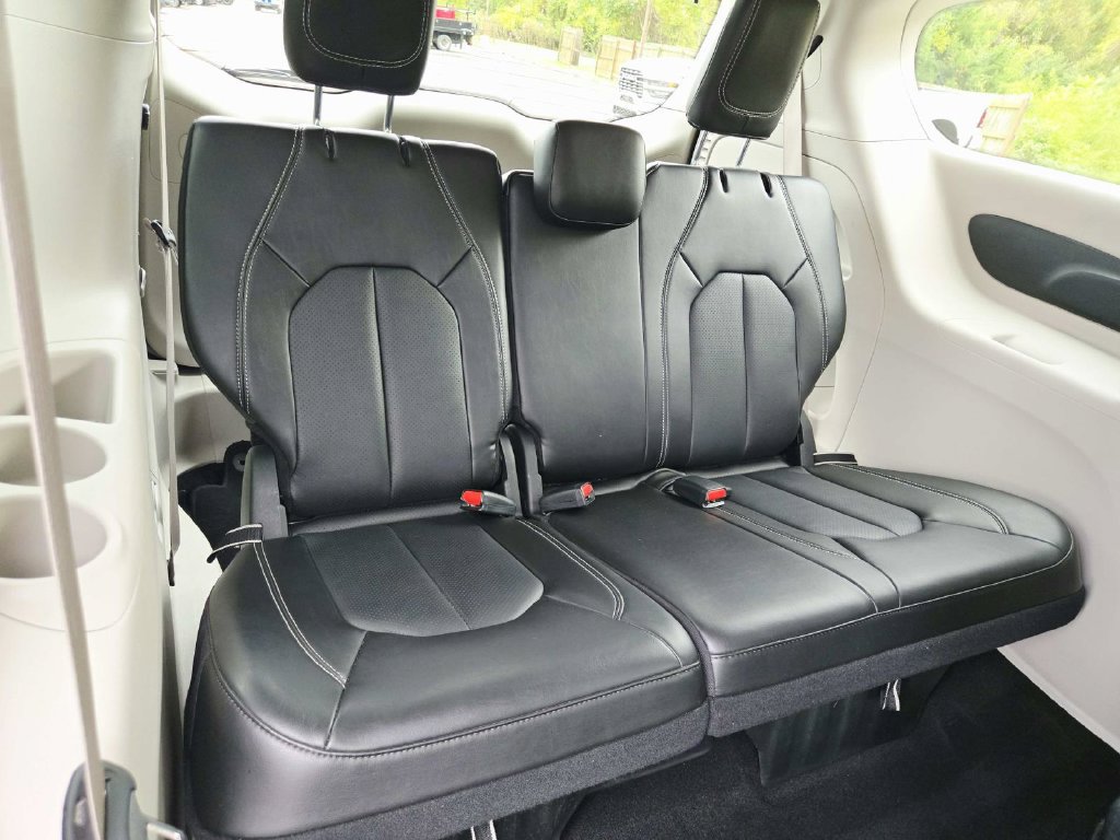 Certified 2024 Chrysler Pacifica Touring-L FWD image 15