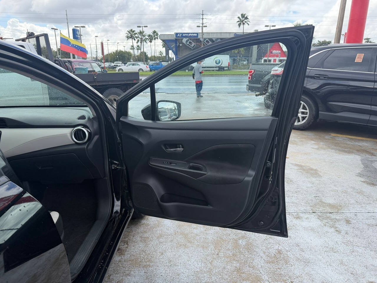 Used 2021 Nissan Versa SV FWD image 3