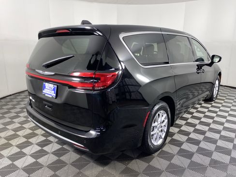 Used 2024 Chrysler Pacifica Touring-L image 7