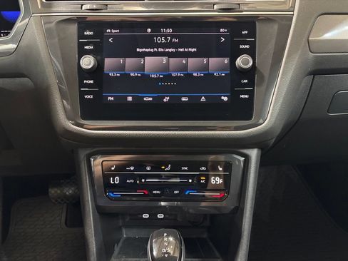 Used 2023 Volkswagen Tiguan SE w/ Panoramic Sunroof Package AWD/4WD image 23