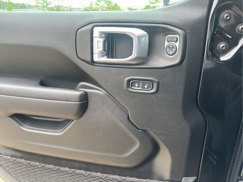 Used 2024 Jeep Wrangler Unlimited w/ Convenience Group AWD/4WD image 17