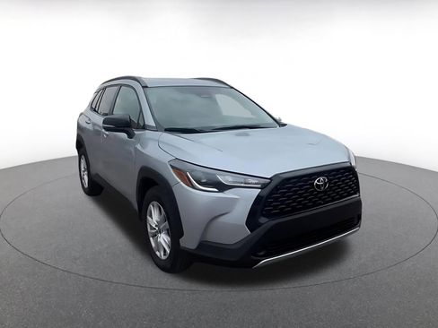 Used 2025 Toyota Corolla Cross LE image 3