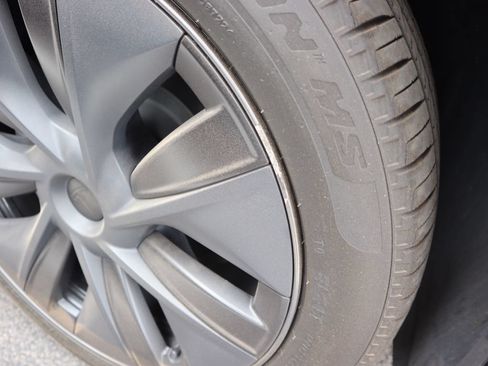 Used 2024 Tesla Model Y 2WD image 21