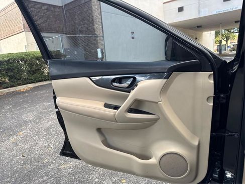 Used 2017 Nissan Rogue S w/ S Appearance Package FWD image 16