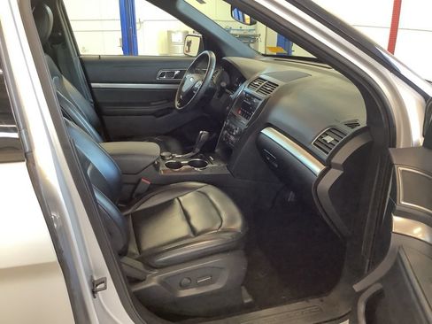 Used 2019 Ford Explorer XLT w/ Equipment Group 202A AWD/4WD image 21