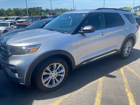 Used 2021 Ford Explorer XLT w/ Equipment Group 202A image 2