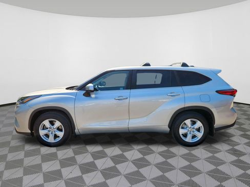 Used 2023 Toyota Highlander LE AWD/4WD image 5