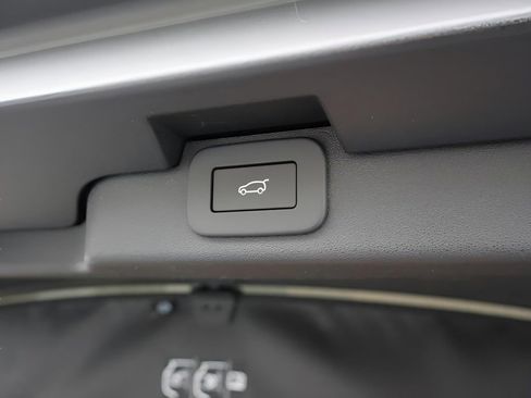 Used 2025 Land Rover Discovery Metropolitan Edition AWD/4WD image 37