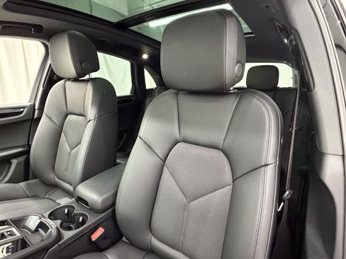 Certified 2026 Porsche Macan AWD/4WD image 5