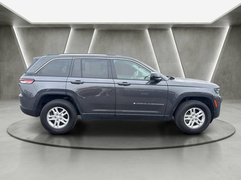 Used 2023 Jeep Grand Cherokee Laredo w/ Luxury Tech Group I AWD/4WD image 8