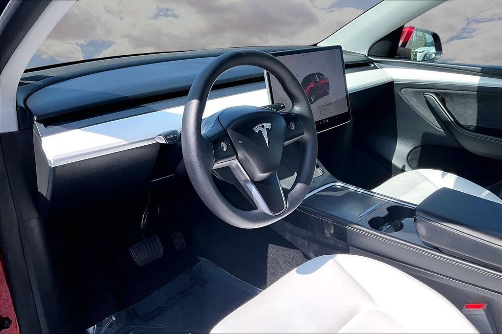 Used 2024 Tesla Model Y Long Range AWD/4WD image 17