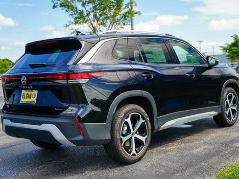 Used 2025 Volkswagen Tiguan SE w/ Panoramic Sunroof Package image 34