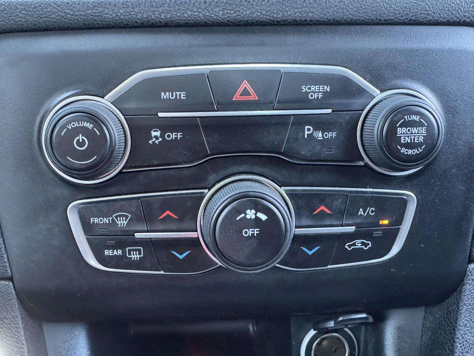 Used 2019 Dodge Charger SXT w/ Blacktop Package RWD image 32