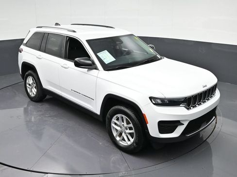 Used 2023 Jeep Grand Cherokee Laredo AWD/4WD image 29