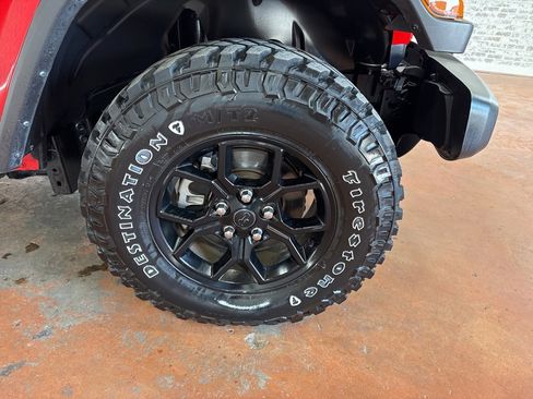 Used 2024 Jeep Gladiator Willys image 10