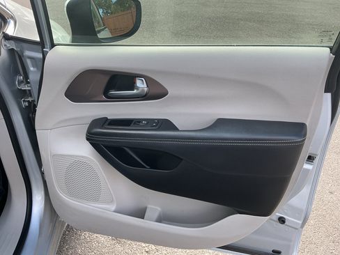 Used 2023 Chrysler Voyager LX FWD image 12